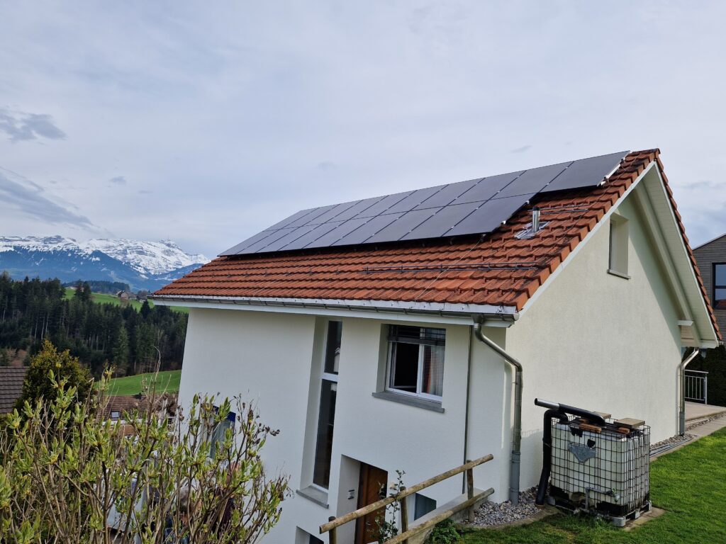 Nachhaltige Energiezukunft: Innovative Kombination aus Luftwasser-Wärmepumpe, PV-Anlage, Batteriespeiche und Solarthermie.